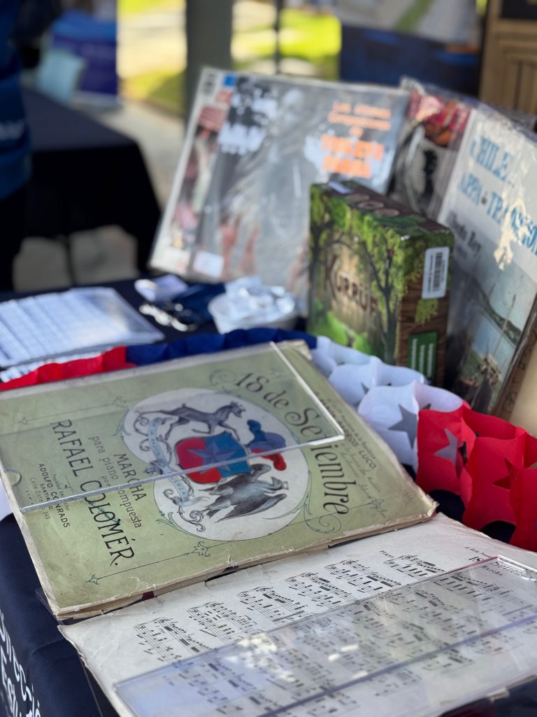 Libros exhibidos en stand de Bibliotecas UdeC durante realización de feria