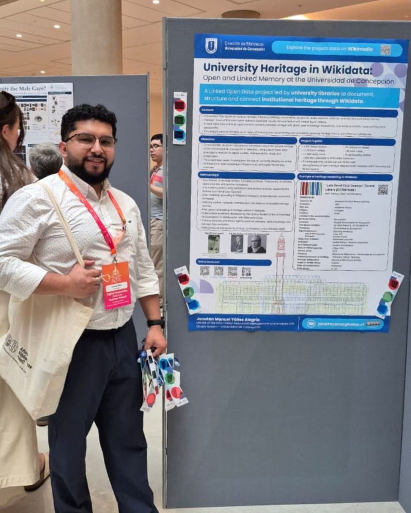 Fotografía que muestra a Jefe de la Unidad de Gestión y Análisis de la Información de Bibliotecas UdeC junto al poster que realizó para la escuela de veran de humanidades digitales de la Universidad de Oxford.