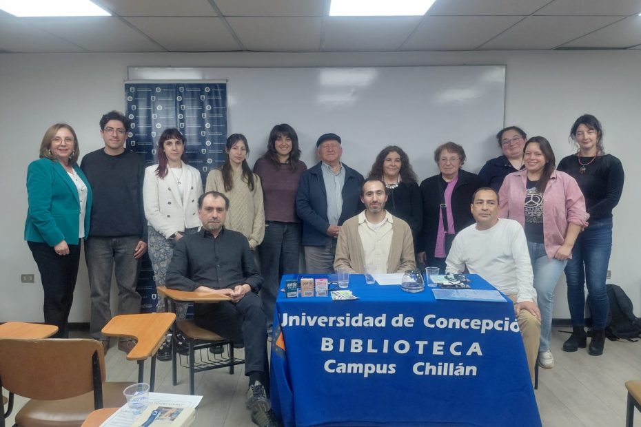 Fotografía de integrantes de grupo literario La Hidra
