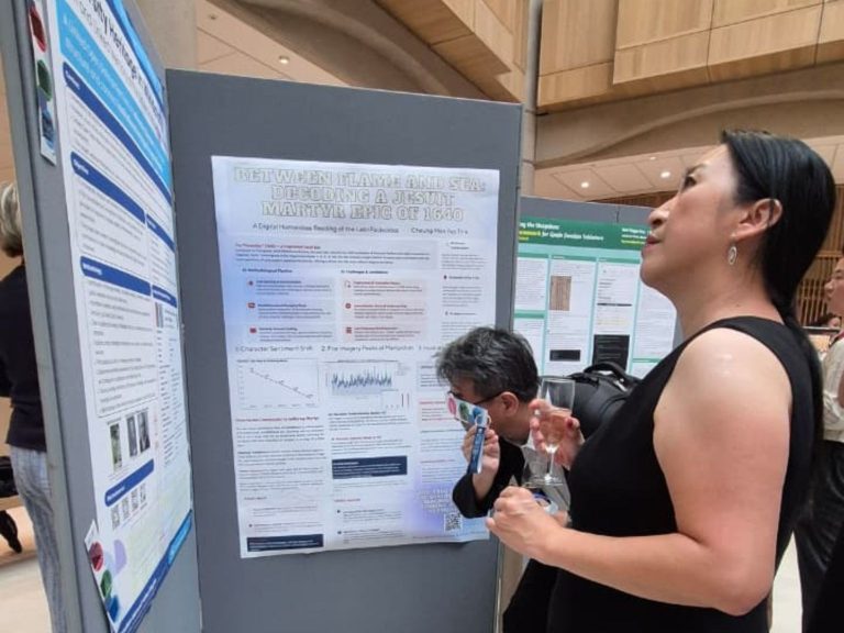 Asistente a escuela de verano de Oxford observa poster realizado por Jefe de la Unidad de Gestión y Análisis de la Información de Bibliotecas UdeC