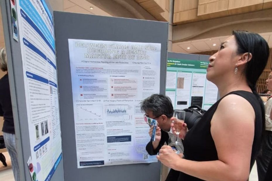 Asistente a escuela de verano de Oxford observa poster realizado por Jefe de la Unidad de Gestión y Análisis de la Información de Bibliotecas UdeC