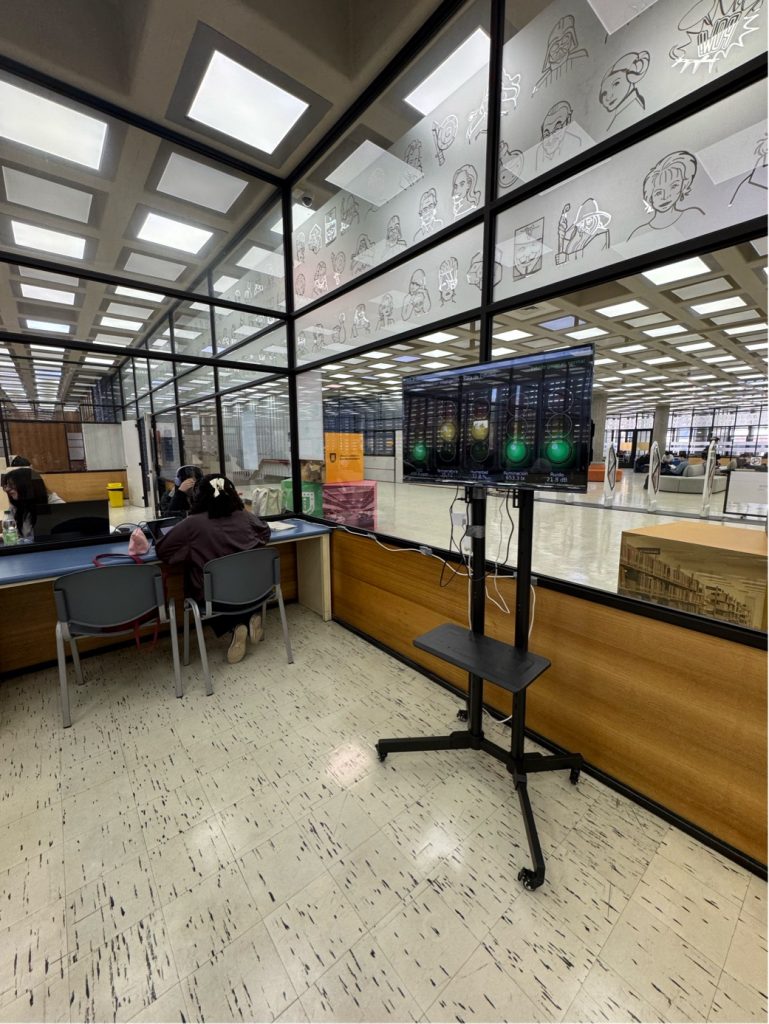 Monitor que muestra el "semáforo ambiental" ubicado en el cuarto piso de la Biblioteca Central