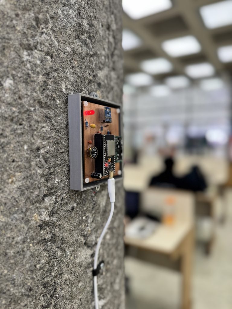 Sensor ambiental ubicado en uno de los pilares de la Biblioteca Central