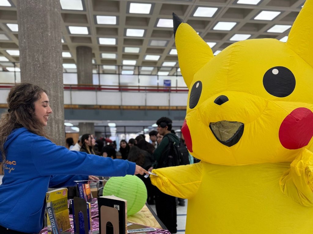 Monitora de puesto de Bibliotecas UdeC interactúa con persona vestida como pikachu