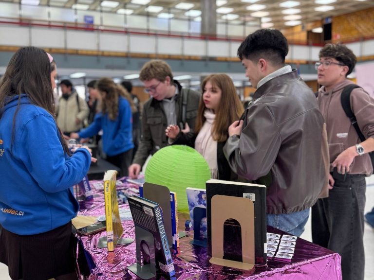 Estudiantes visitan stand en hall de Biblioteca Central