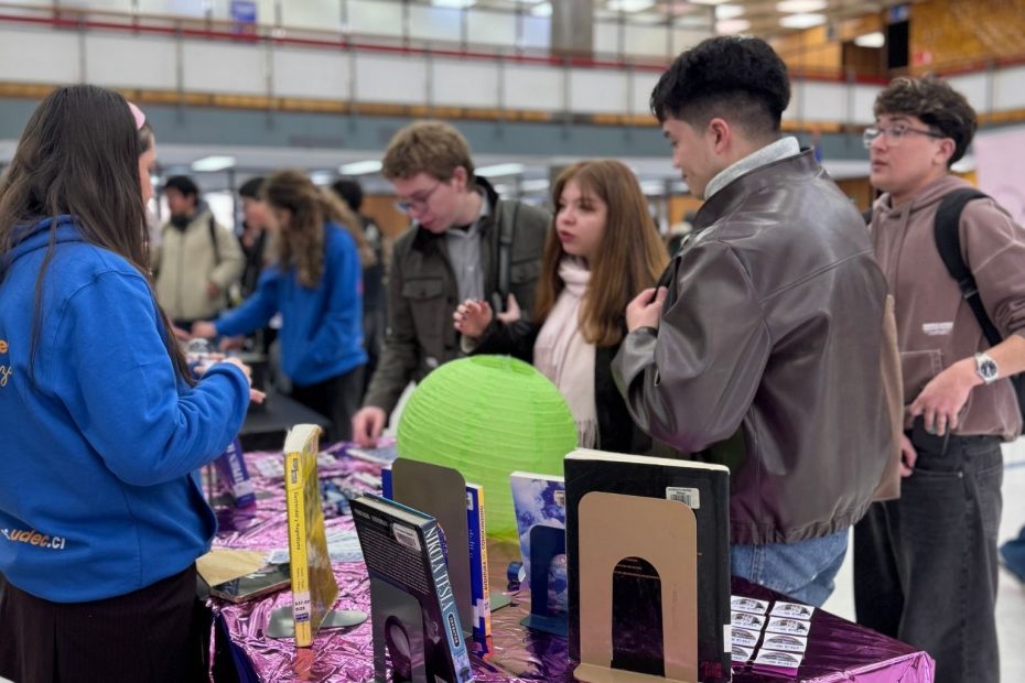 Estudiantes visitan stand en hall de Biblioteca Central