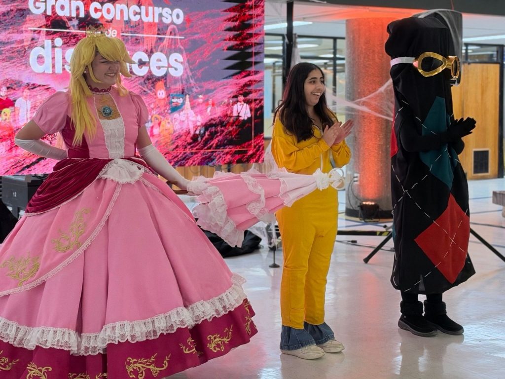 Estudiantes ganadores de concurso de disfraces desfilan en hall de la Biblioteca Central