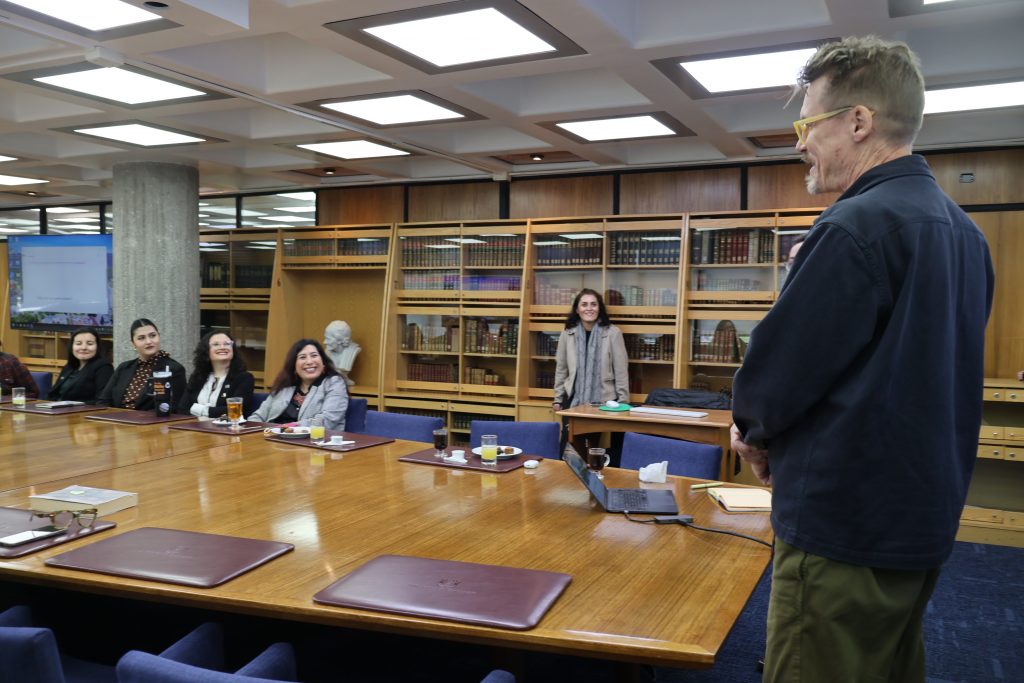 Académico sueco Ola Pilerot expone frente al equipo de Bibliotecas UdeC congregado en el Salón Azul de Biblioteca Central