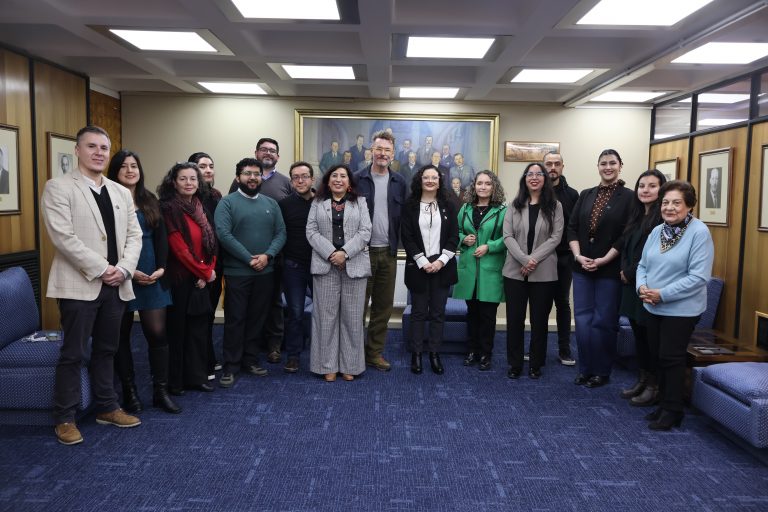 Fotografía grupal que muestra a integrantes de equipo de Bibliotecas UdeC junto al académico sueco Ola Pilerot