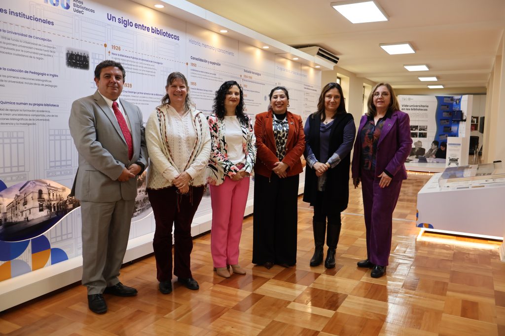 Fotografía grupal de autoridades presentes en la inauguración de exposición por 100 años de Bibliotecas UdeC en Chillán