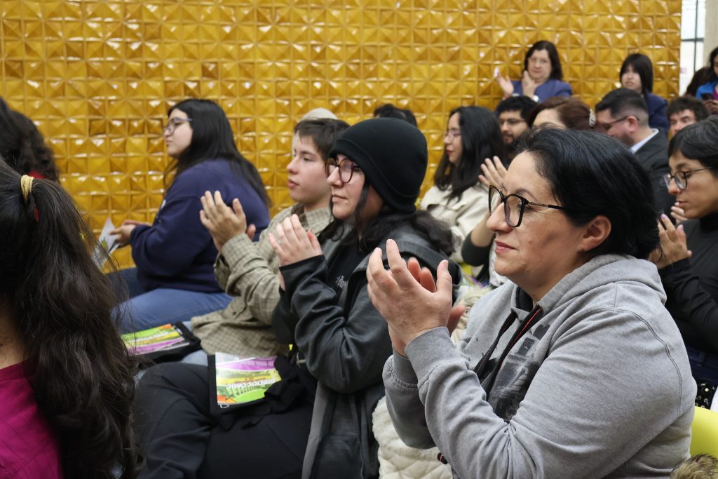 Estudiantes aplauden durante presentación de nuevo volumen de Bibliocómic