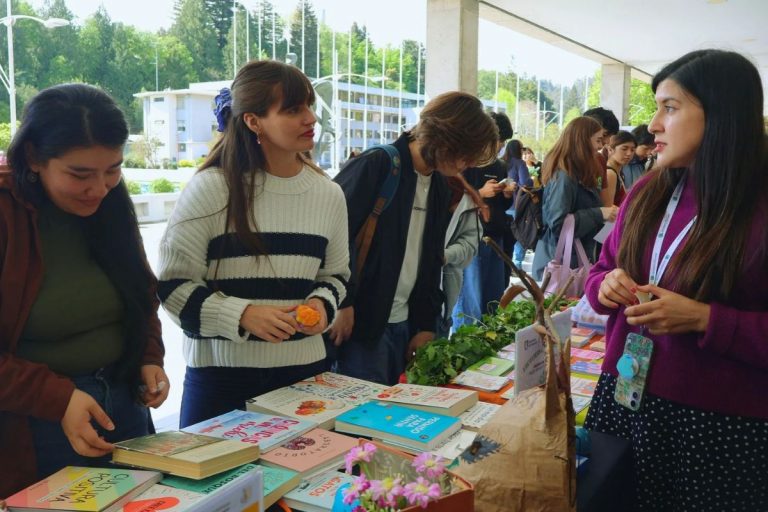 Estudiantes visitan stand de la Dirección de Bibliotecas en pasillo de Facultad de Ciencias Químicas