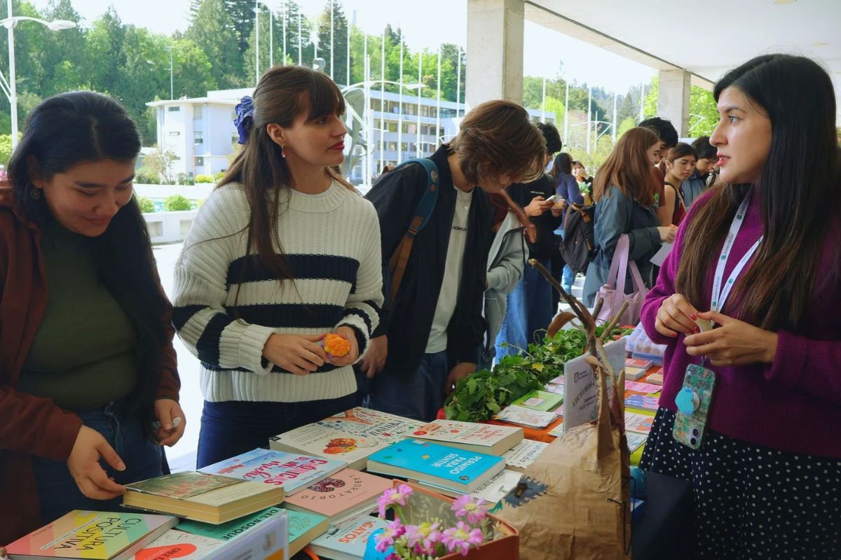 Estudiantes visitan stand de la Dirección de Bibliotecas en pasillo de Facultad de Ciencias Químicas
