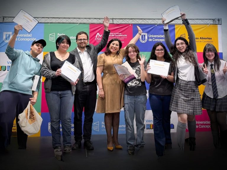 Fotografía grupal de autoridades y ganadores del primer concurso de cómic para estudiantes