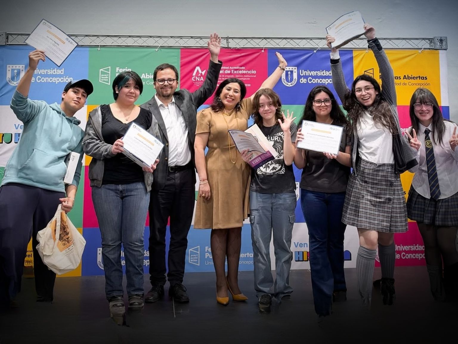 Fotografía grupal de autoridades y ganadores del primer concurso de cómic para estudiantes