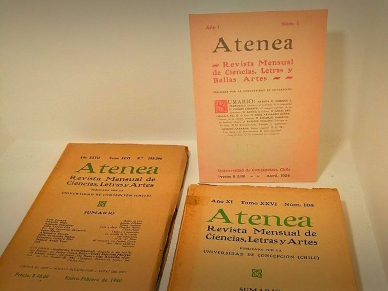 Ejemplares de la revista Atenea son exhibidos sobre una mesa