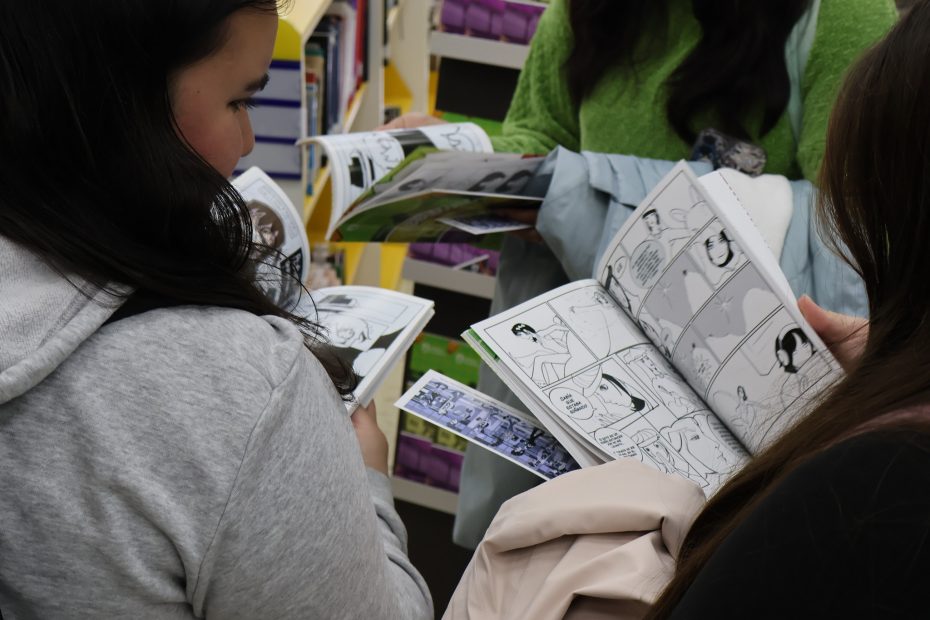 Estudiantes revisan nueva entrega de libro Bibliocómic