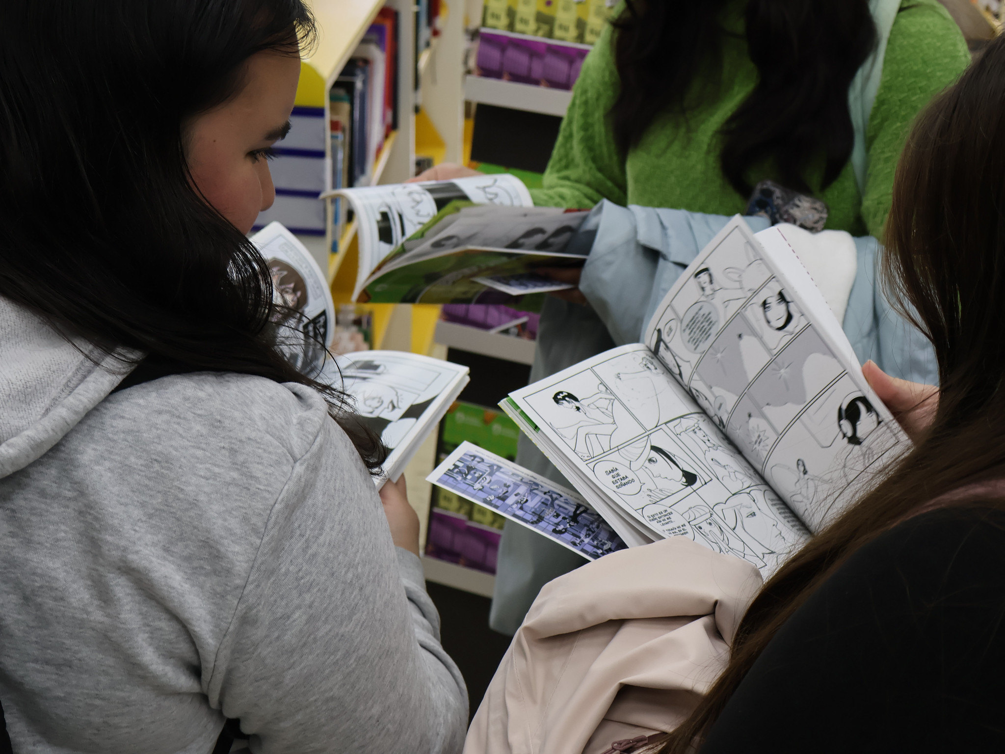 Estudiantes revisan nueva entrega de libro Bibliocómic