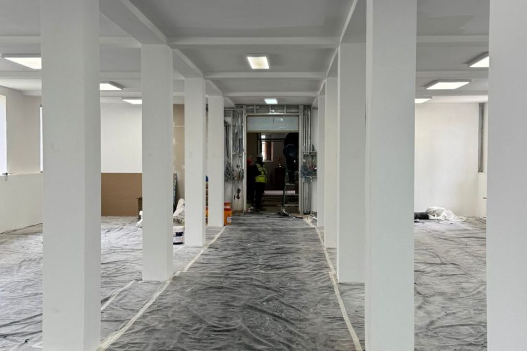Segundo piso de la Biblioteca del Campus Chillán durante remodelación