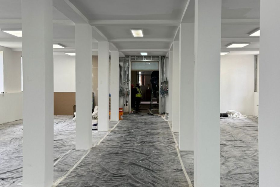 Segundo piso de la Biblioteca del Campus Chillán durante remodelación