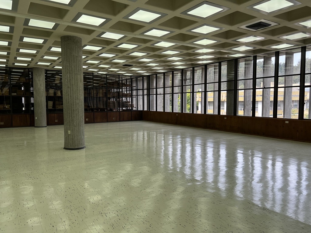 Cuarto piso de la Biblioteca Central durante remodelación